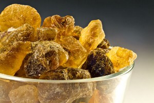 «Brauner Kandiszucker» av © Alice Wiegand /. Lisensiert under CC BY-SA 3.0 via Wikimedia Commons 